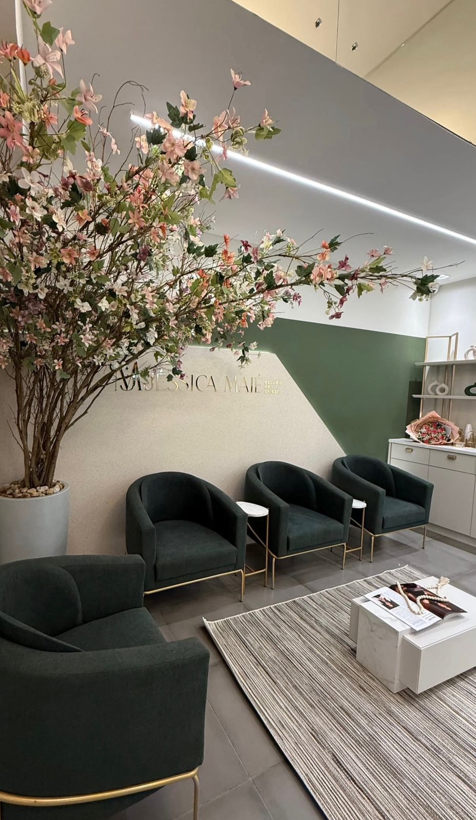 Recepção do salão de beleza com iluminação executada pela LuxDomus